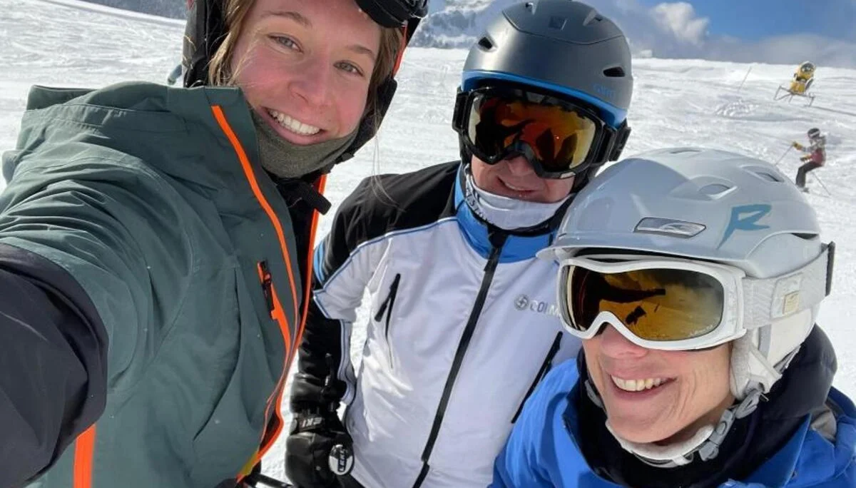 Drei Skifahrende machen ein fröhliches Selfie bei sonnigem Wetter. | © DAV Dortmund
