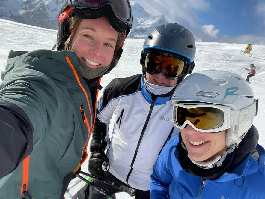 Drei Skifahrende machen ein fröhliches Selfie bei sonnigem Wetter. | © DAV Dortmund