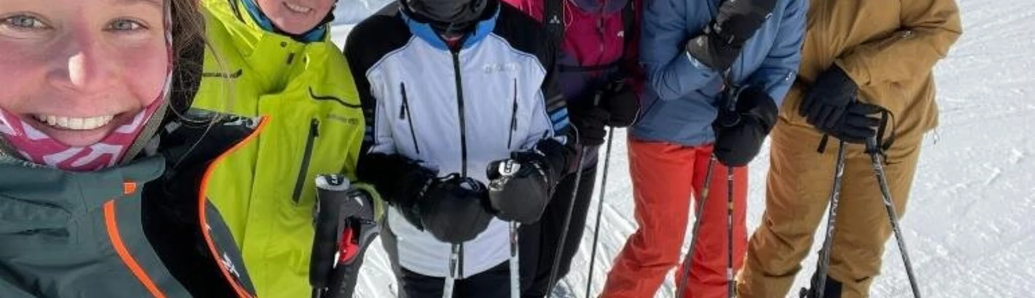 Sechs Skifahrende posieren lachend für ein Gruppenfoto im Schnee. | © DAV Dortmund