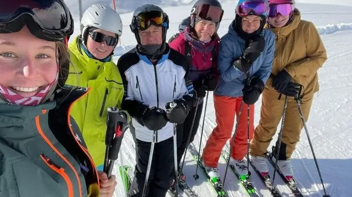 Sechs Skifahrende posieren lachend für ein Gruppenfoto im Schnee. | © DAV Dortmund
