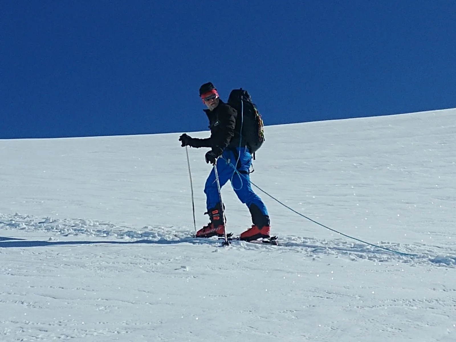 Skitourengeher sichert sich beim Abstieg mit Seil über Schneefeld. | © DAV Dortmund