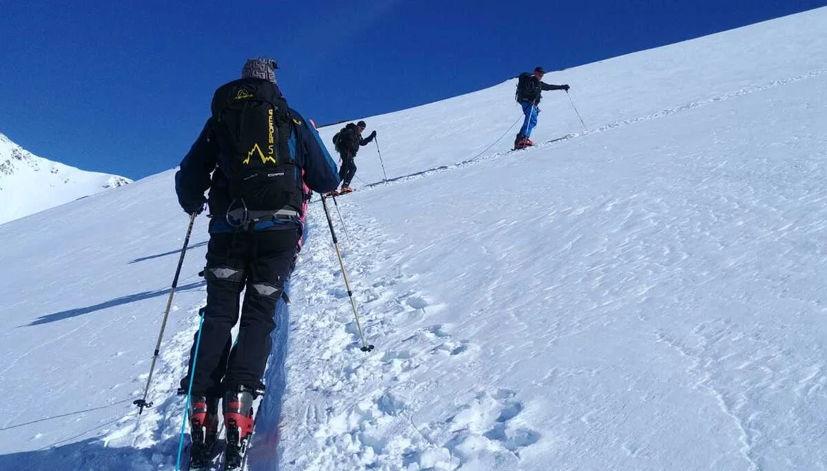 Drei Skitourengeher*innen steigen eine steile Schneeflanke hinauf. | © DAV Dortmund