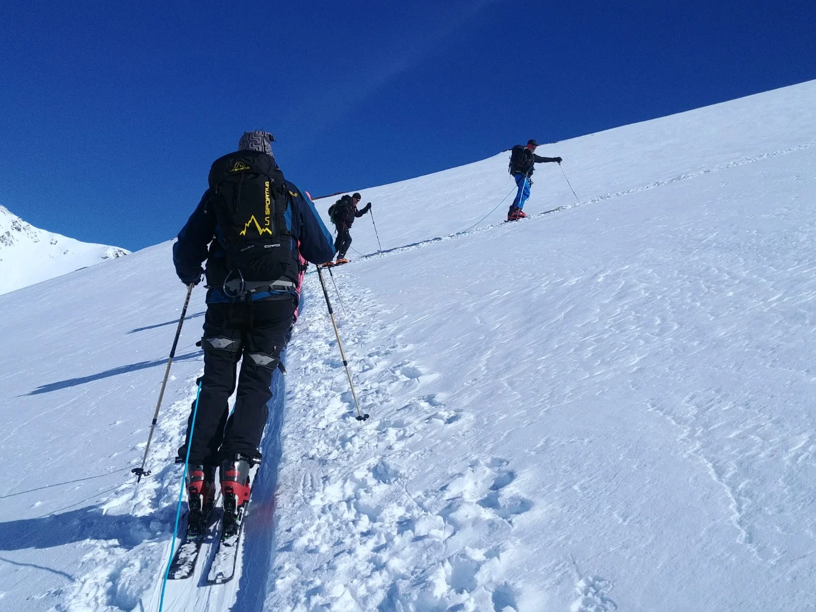 Drei Skitourengeher*innen steigen eine steile Schneeflanke hinauf. | © DAV Dortmund
