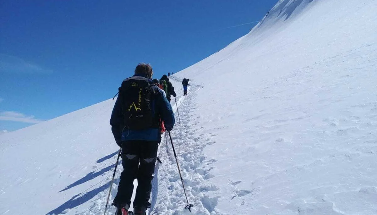 Gruppe steigt in Spur durch steilen Hang mit Pulverschnee. | © DAV Dortmund