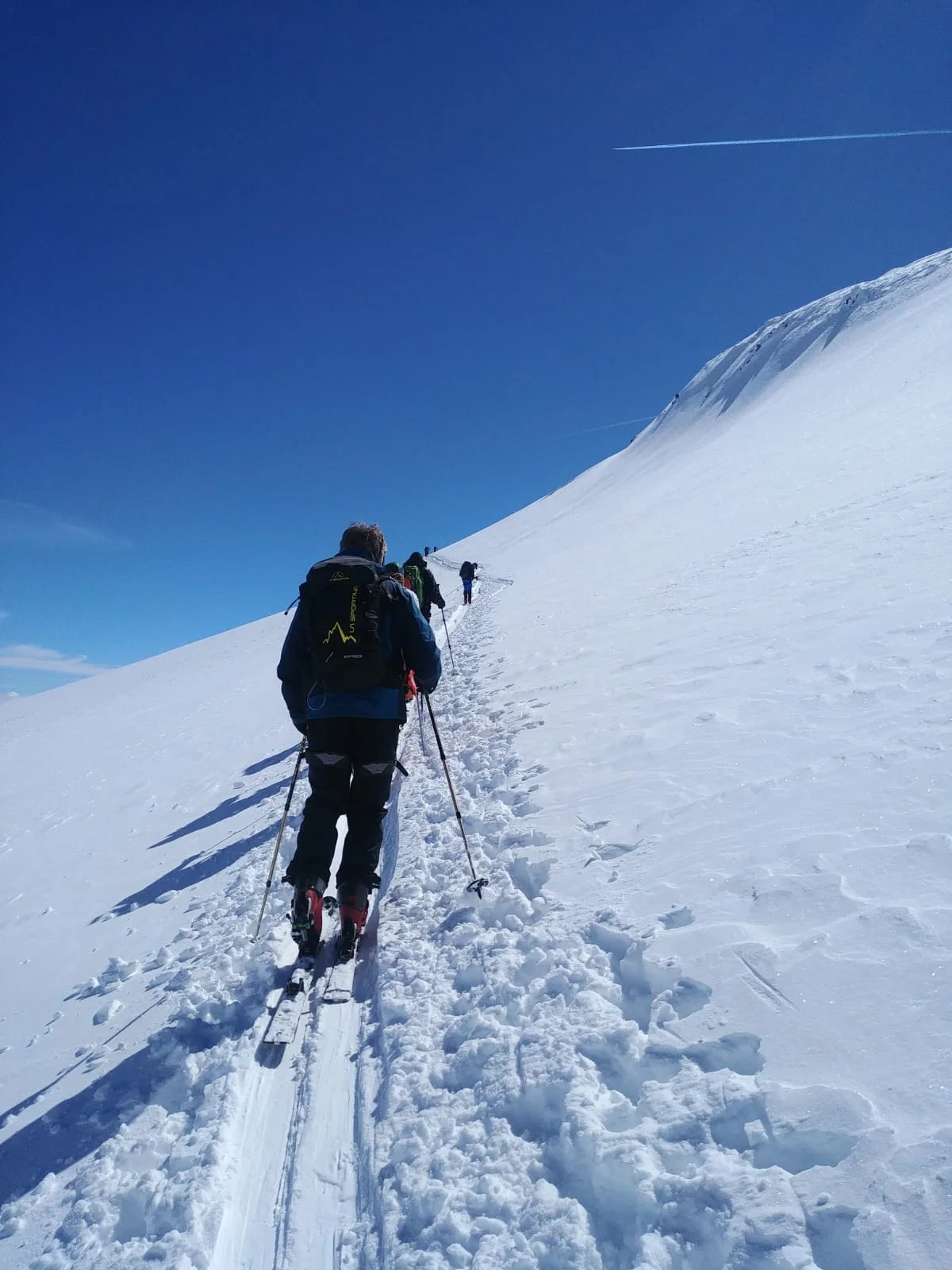 Gruppe steigt in Spur durch steilen Hang mit Pulverschnee. | © DAV Dortmund