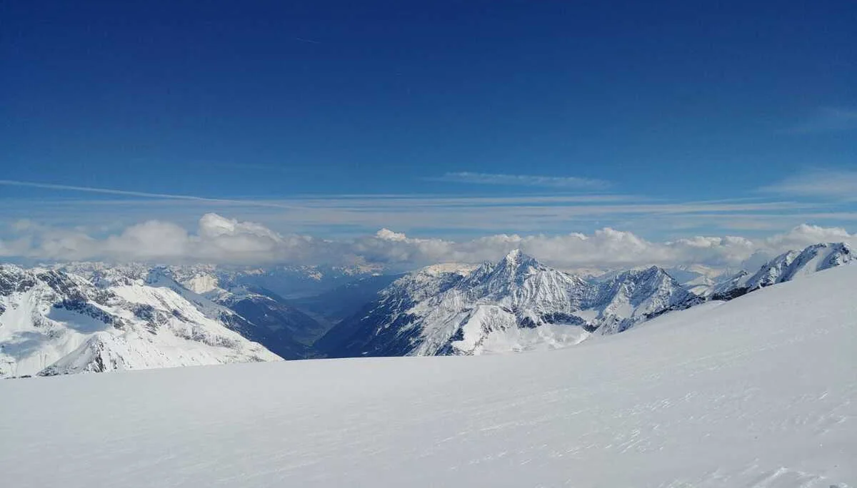 Weitblick auf eine beeindruckende Winterlandschaft mit zahlreichen Gipfeln. | © DAV Dortmund