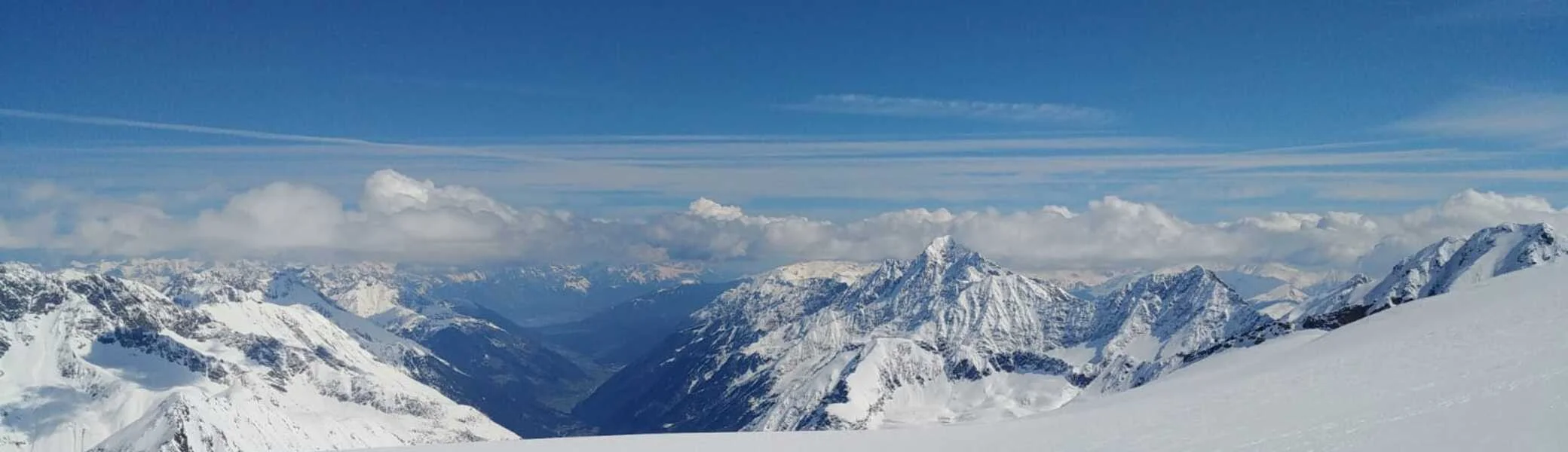 Weitblick auf eine beeindruckende Winterlandschaft mit zahlreichen Gipfeln. | © DAV Dortmund