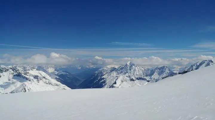 Weitblick auf eine beeindruckende Winterlandschaft mit zahlreichen Gipfeln. | © DAV Dortmund