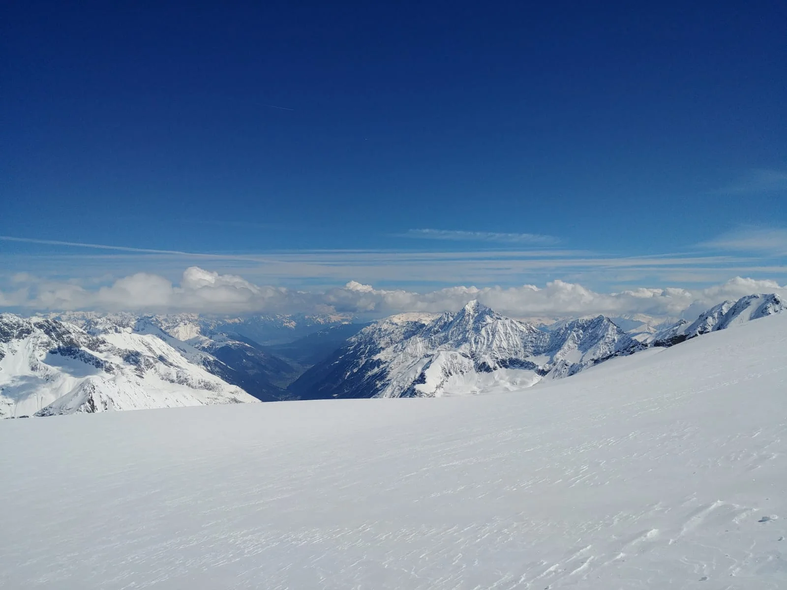 Weitblick auf eine beeindruckende Winterlandschaft mit zahlreichen Gipfeln. | © DAV Dortmund