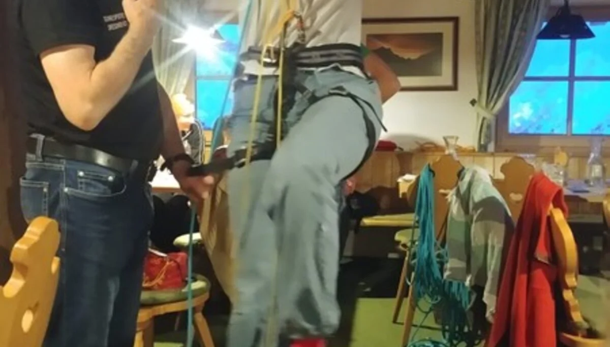 Eine Frau übt das Aufsteigen am Seil mit Unterstützung eines Trainers in einem gemütlichen Seminarraum. | © DAV Dortmund