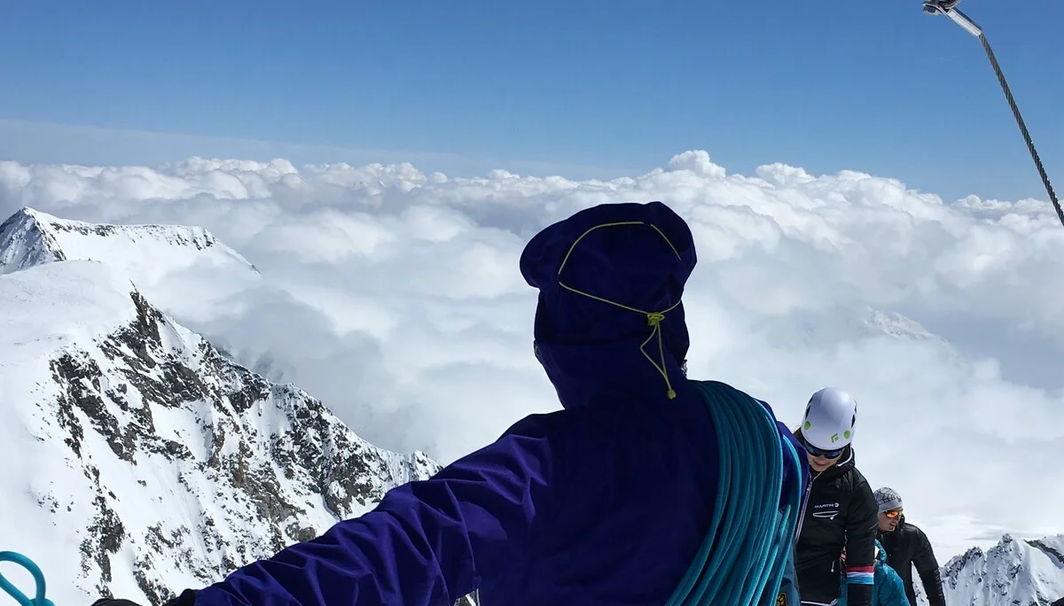 Bergsteiger*innen mit Seilen am schmalen Grat über den Wolken. | © DAV Dortmund