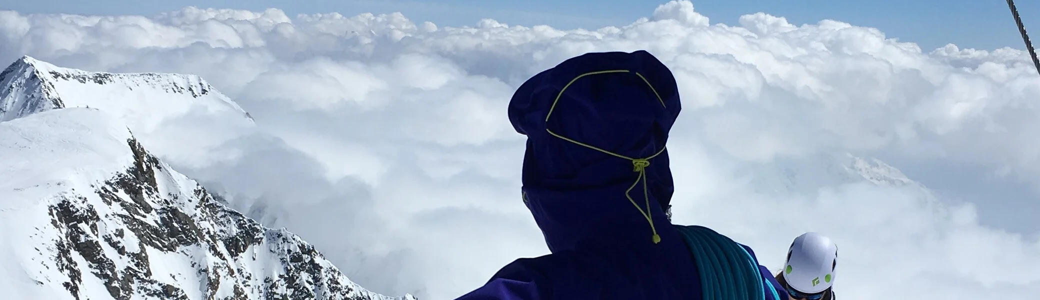 Bergsteiger*innen mit Seilen am schmalen Grat über den Wolken. | © DAV Dortmund