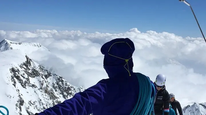 Bergsteiger*innen mit Seilen am schmalen Grat über den Wolken. | © DAV Dortmund
