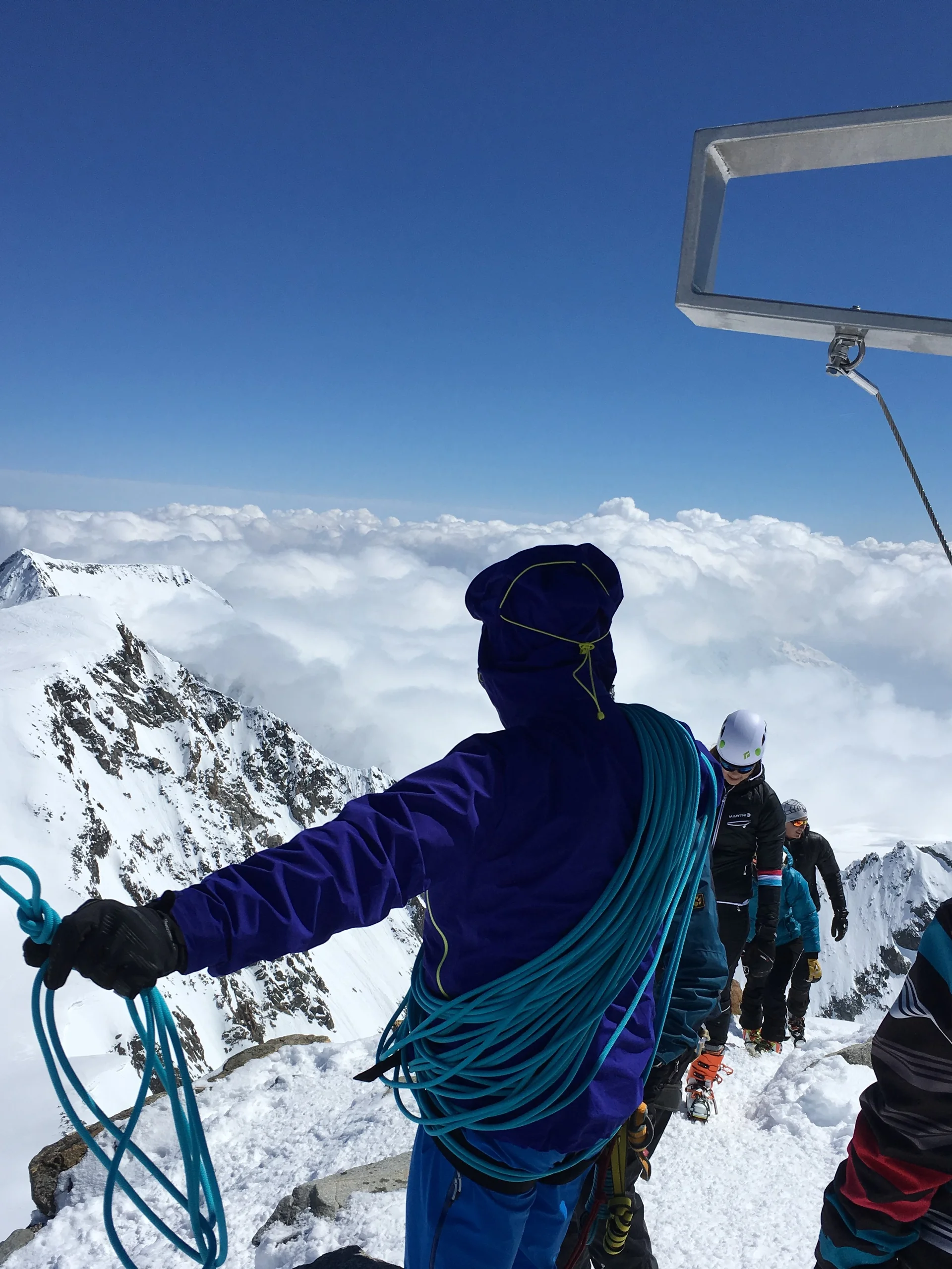 Bergsteiger*innen mit Seilen am schmalen Grat über den Wolken. | © DAV Dortmund