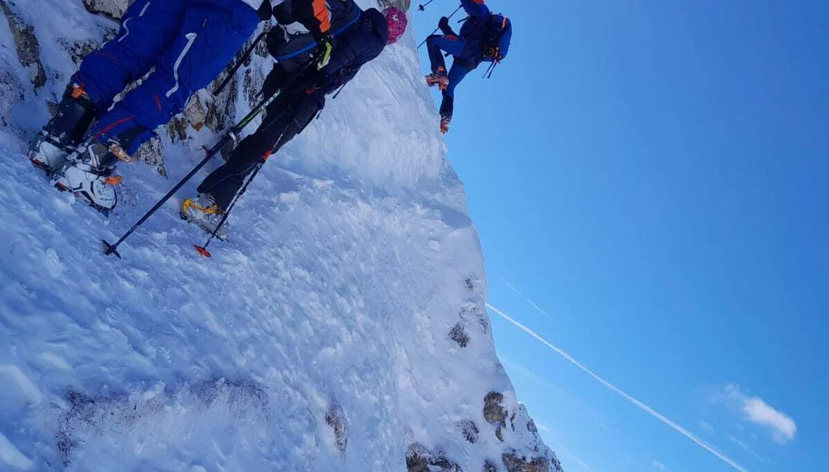 Skitourengruppe bewegt sich an einem steilen, schneebedeckten Hang entlang. | © DAV Dortmund