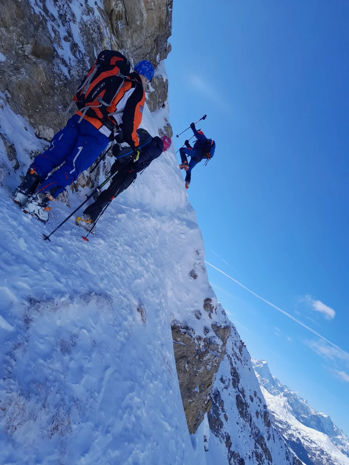 Skitourengruppe bewegt sich an einem steilen, schneebedeckten Hang entlang. | © DAV Dortmund