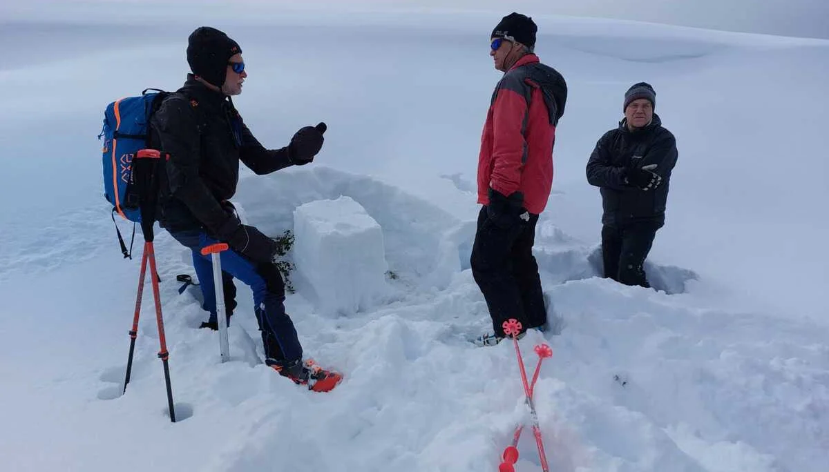 Drei Personen analysieren die Schneedecke mit Schaufeln und Sonden im unberührten Gelände. | © DAV Dortmund
