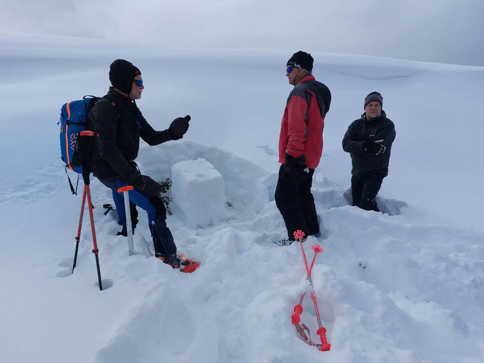 Drei Personen analysieren die Schneedecke mit Schaufeln und Sonden im unberührten Gelände. | © DAV Dortmund