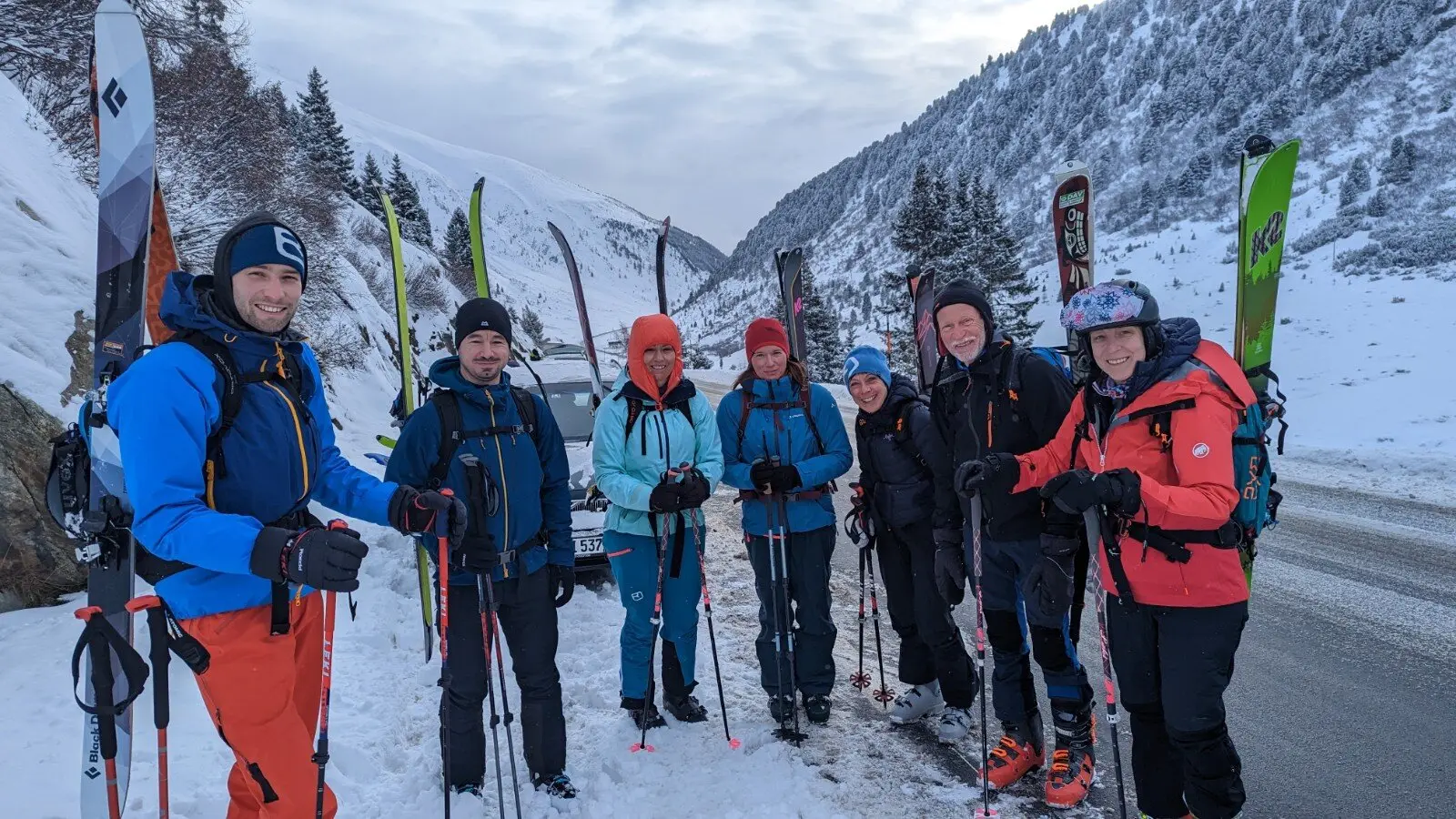 Gruppe von Skitourengeher*innen steht mit Tourenski bereit am Parkplatz im Schnee. | © DAV Dortmund