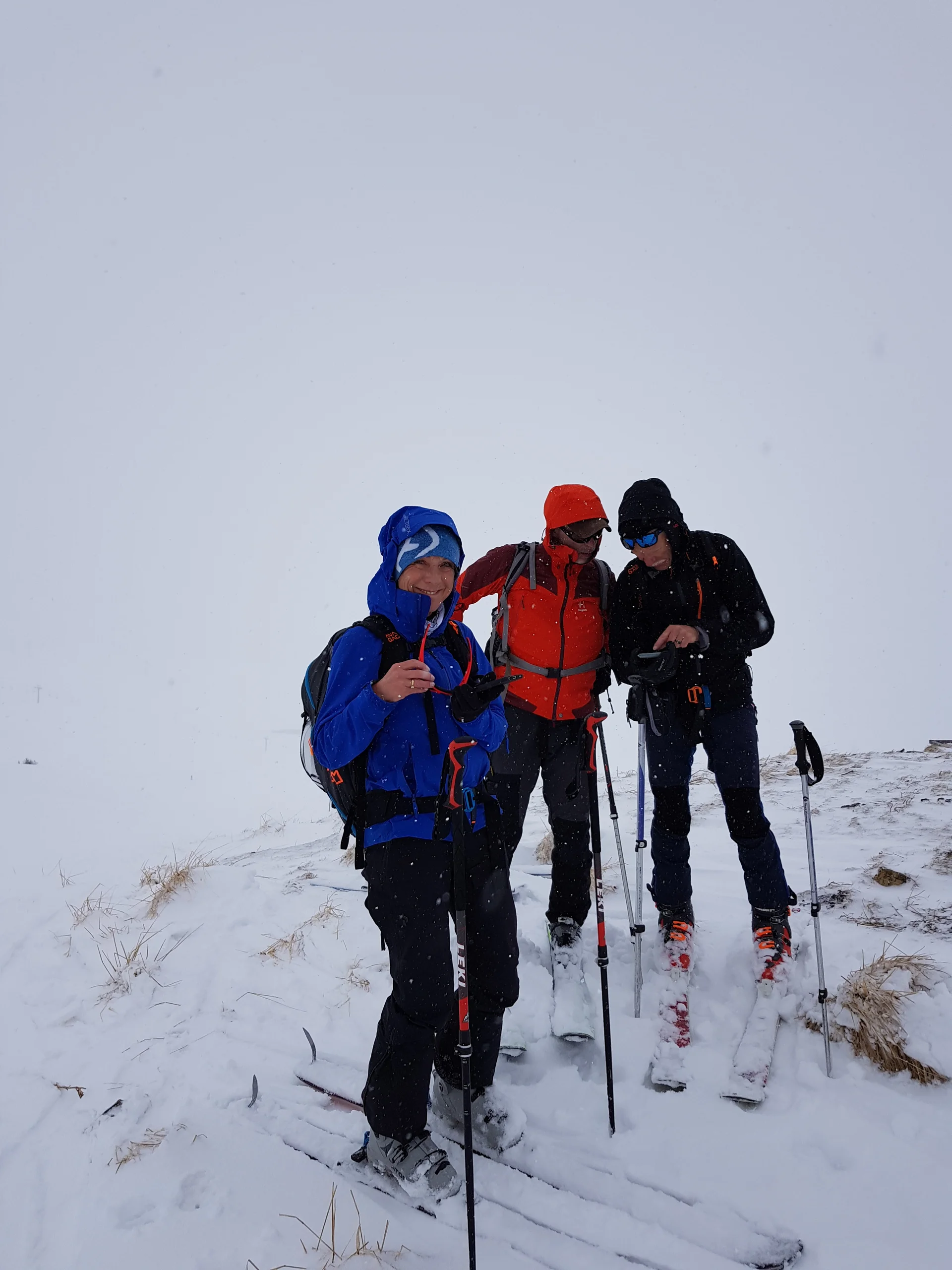 Drei Skitourende prüfen bei Schneetreiben ihre Ausrüstung und Route. | © DAV Dortmund