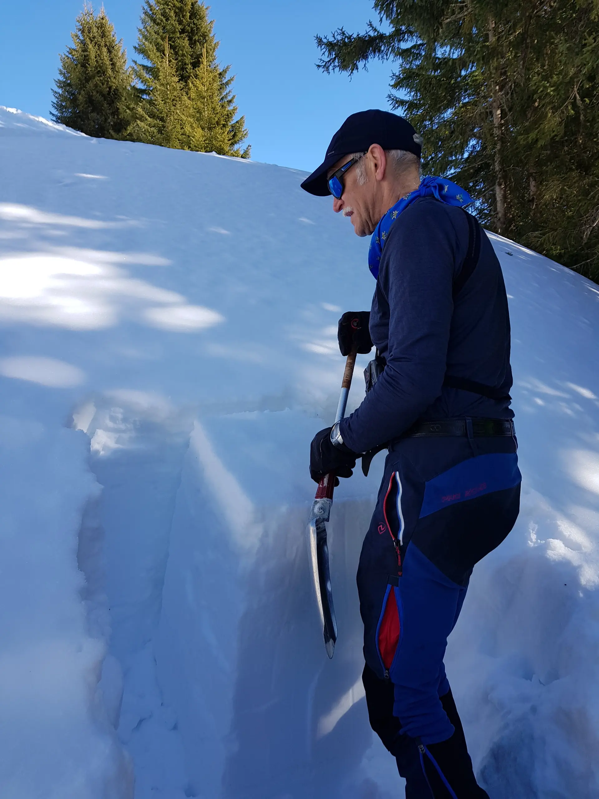 Ein Mann untersucht mit einer Schaufel die Schneeschichten zur Lawinenbeurteilung. | © DAV Dortmund