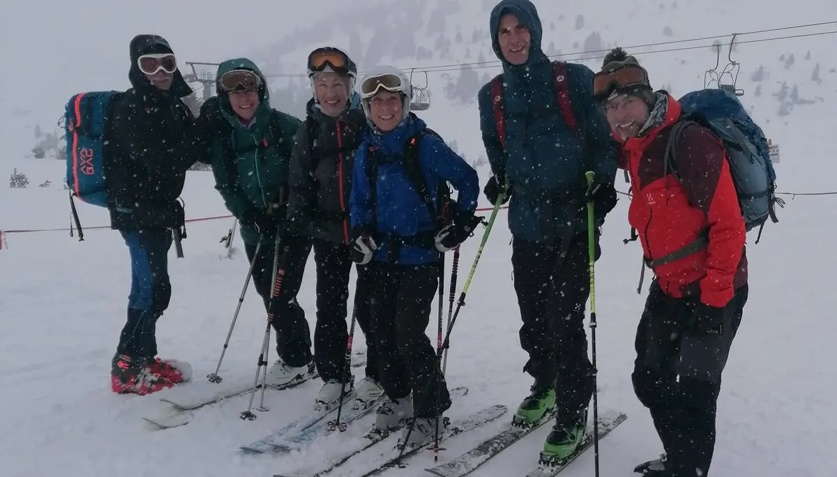 Sechs Skitourengeher*innen stehen im Schneetreiben mit Skiern im Tiefschnee. | © DAV Dortmund