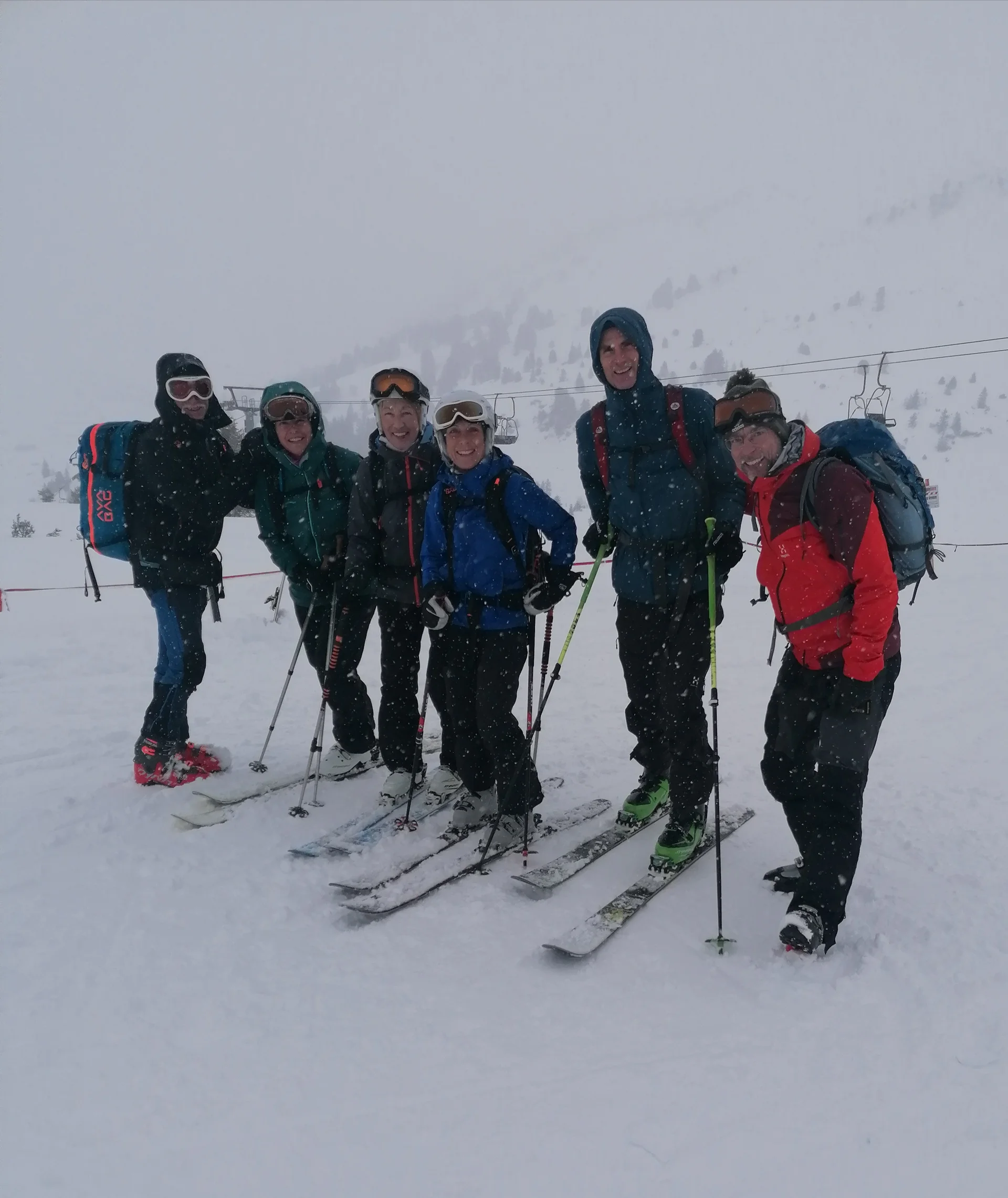 Sechs Skitourengeher*innen stehen im Schneetreiben mit Skiern im Tiefschnee. | © DAV Dortmund