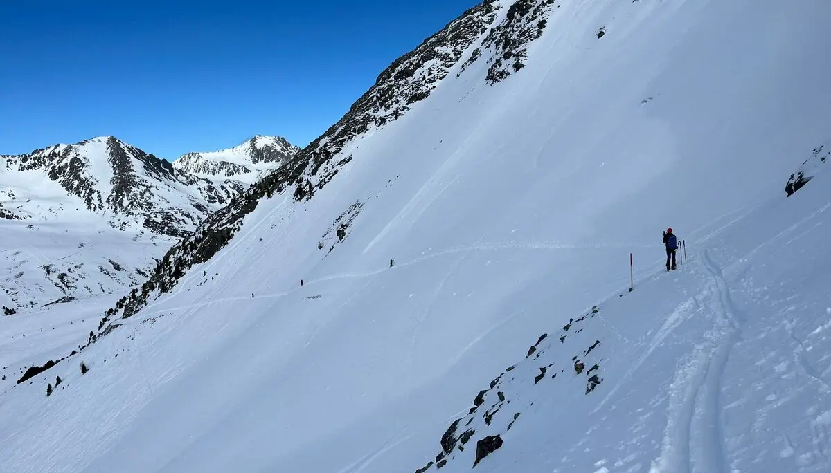 Zwei Tourengeher*innen queren einen verschneiten Hang im Hochgebirge. | © DAV Dortmund