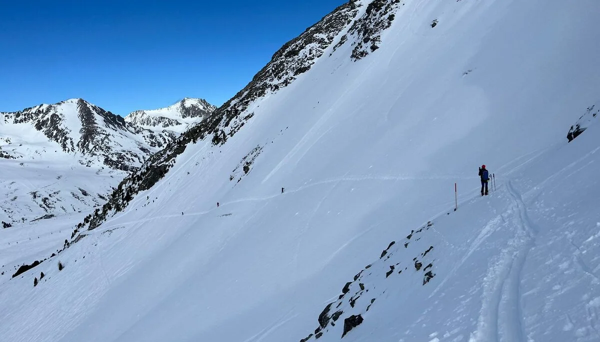 Zwei Tourengeher*innen queren einen verschneiten Hang im Hochgebirge. | © DAV Dortmund