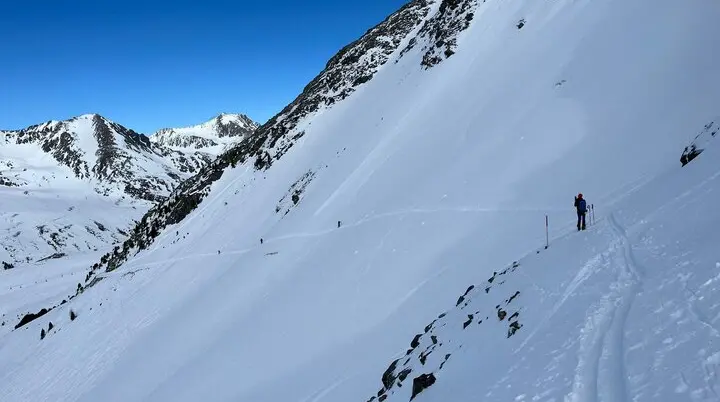 Zwei Tourengeher*innen queren einen verschneiten Hang im Hochgebirge. | © DAV Dortmund