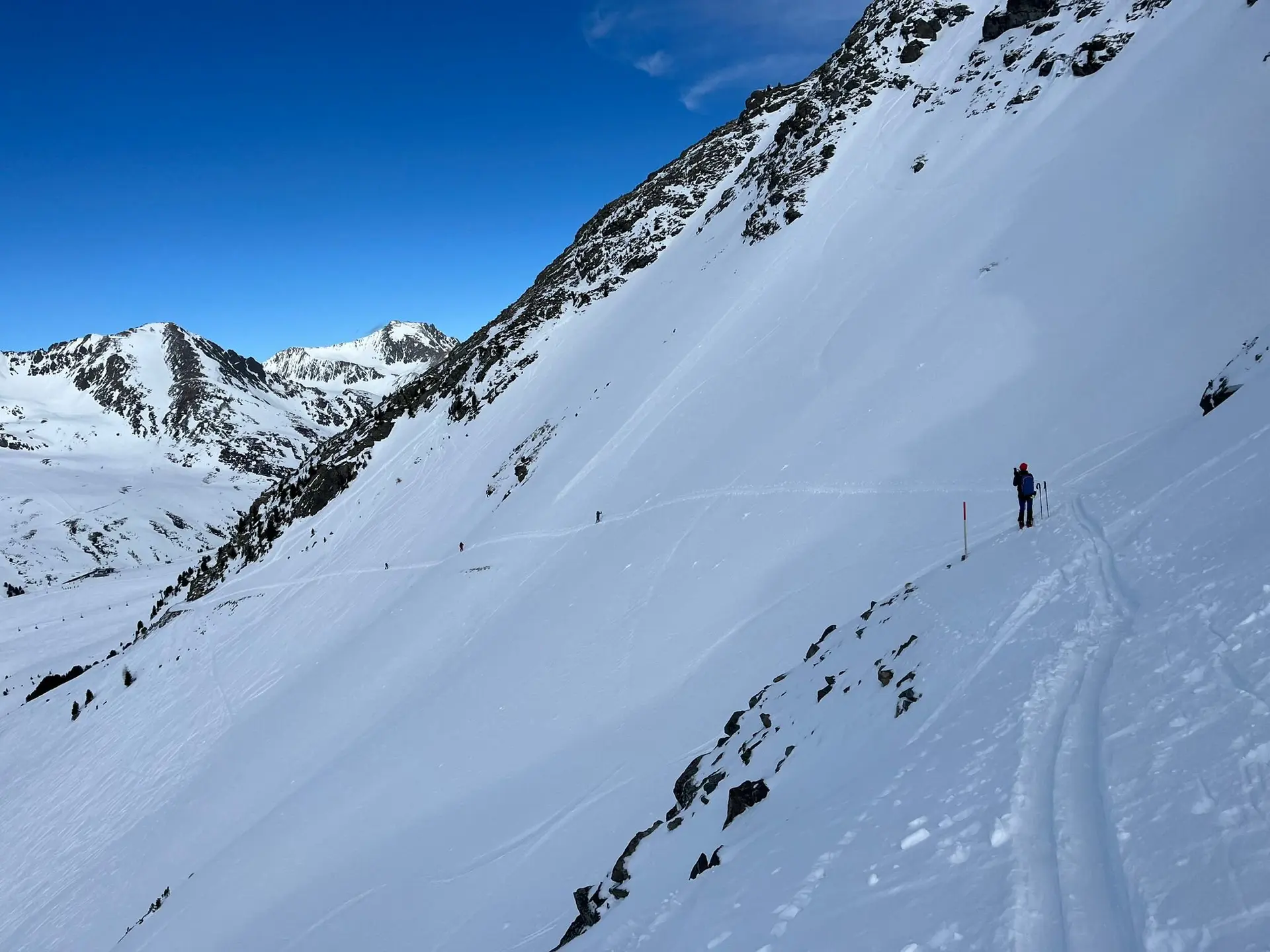 Zwei Tourengeher*innen queren einen verschneiten Hang im Hochgebirge. | © DAV Dortmund
