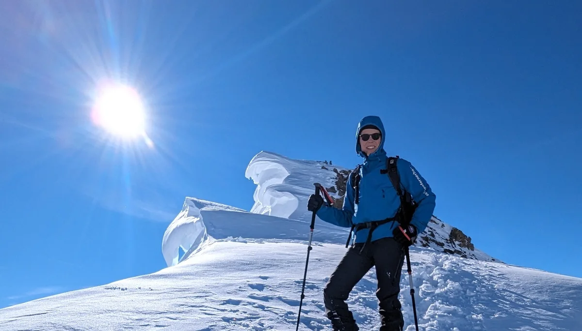 Ein Tourengeher steigt bei Sonnenschein durch tiefen Schnee vom Gipfel ab. | © DAV Dortmund