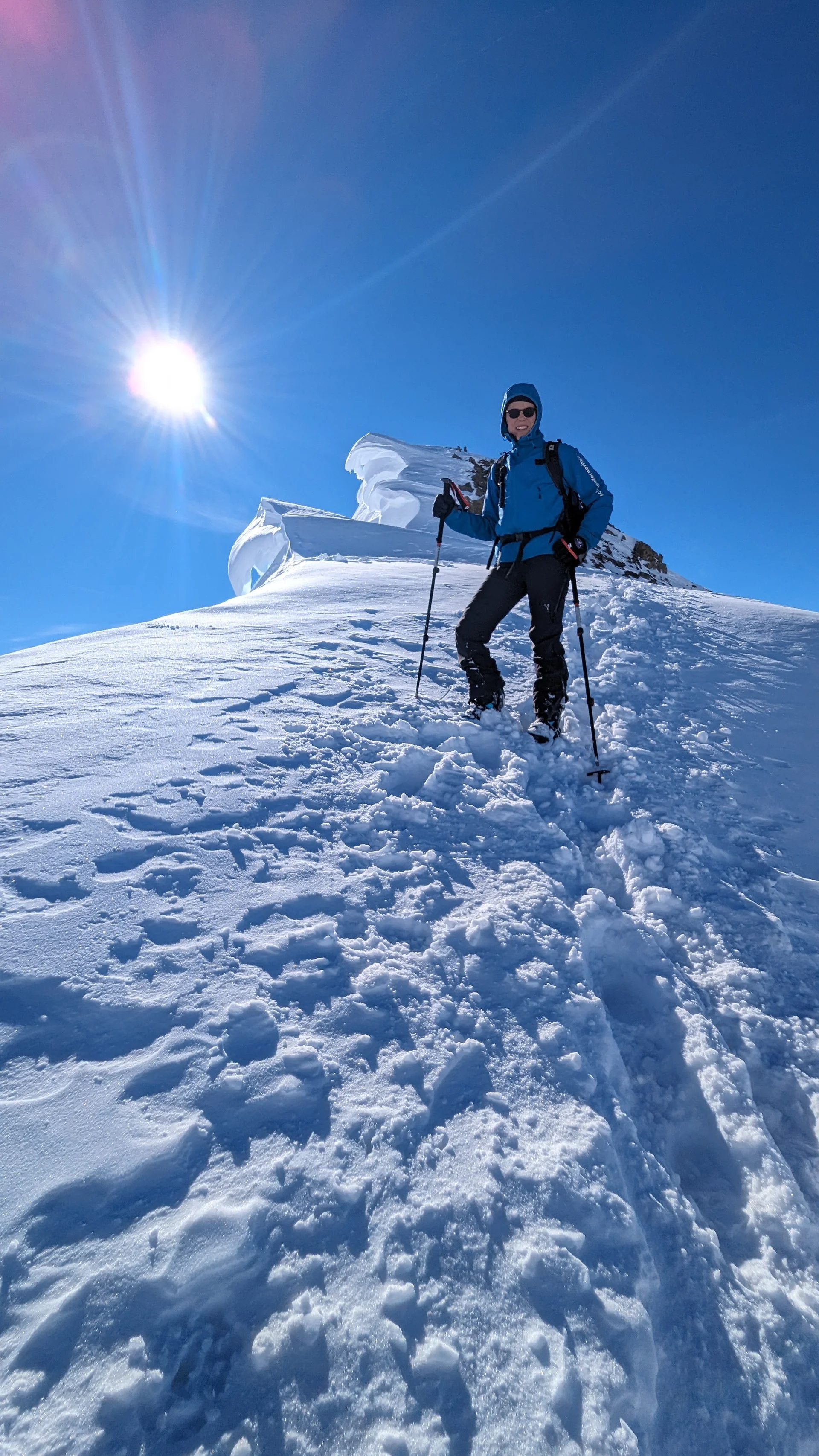 Ein Tourengeher steigt bei Sonnenschein durch tiefen Schnee vom Gipfel ab. | © DAV Dortmund