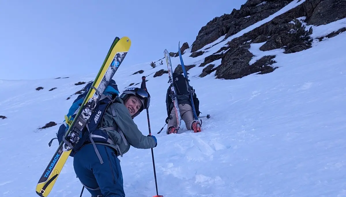 Zwei Personen steigen mit Tourenski und Steigeisen einen steilen Hang hinauf. | © DAV Dortmund