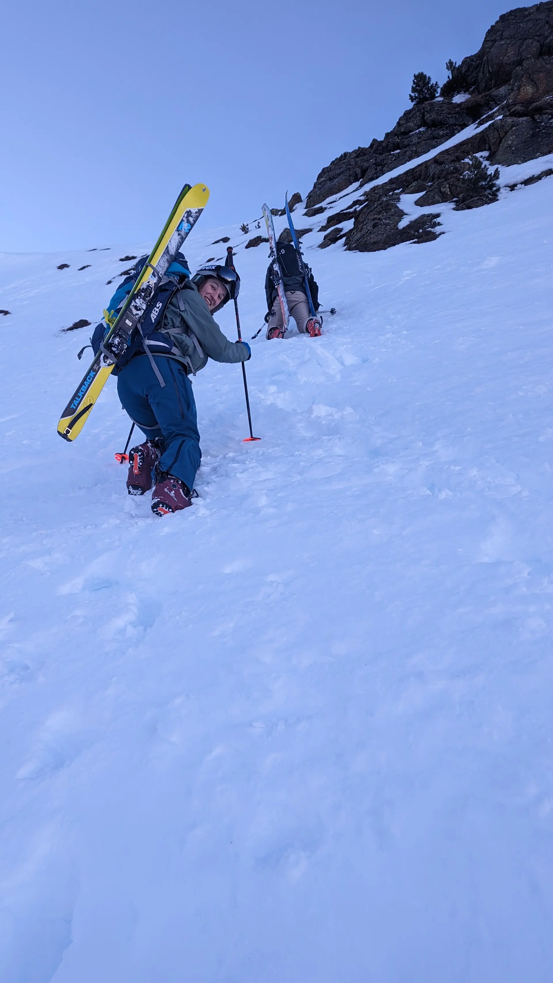 Zwei Personen steigen mit Tourenski und Steigeisen einen steilen Hang hinauf. | © DAV Dortmund