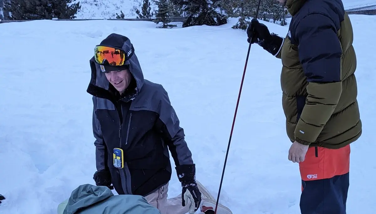 Drei Personen üben mit Lawinensonden in einer Schneemulde. | © DAV Dortmund