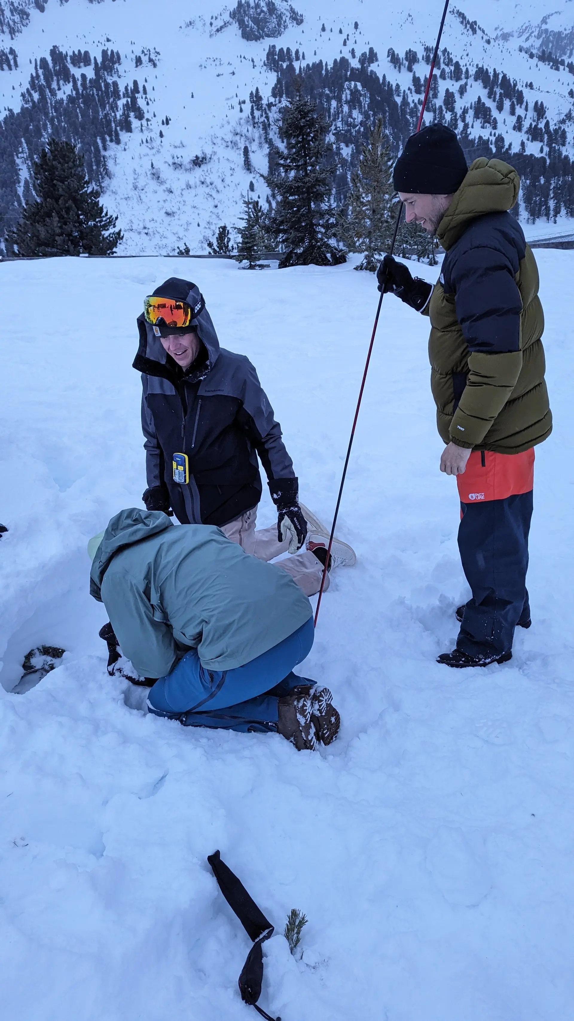 Drei Personen üben mit Lawinensonden in einer Schneemulde. | © DAV Dortmund