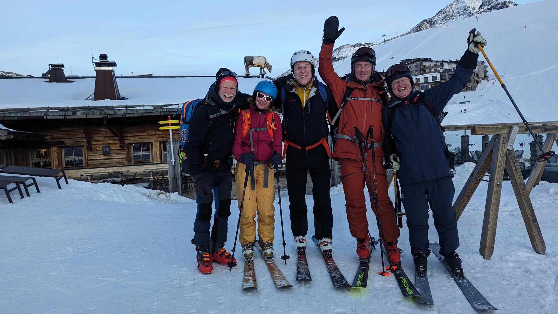 Fünf Skitourengeher*innen stehen lachend vor einer Hütte im Schnee. | © DAV Dortmund