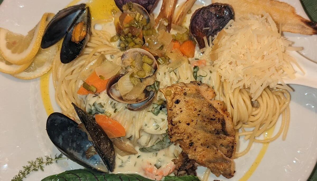 Ein bunt angerichteter Teller mit Spaghetti, Muscheln, Gemüse und knusprigen Chips. | © DAV Dortmund