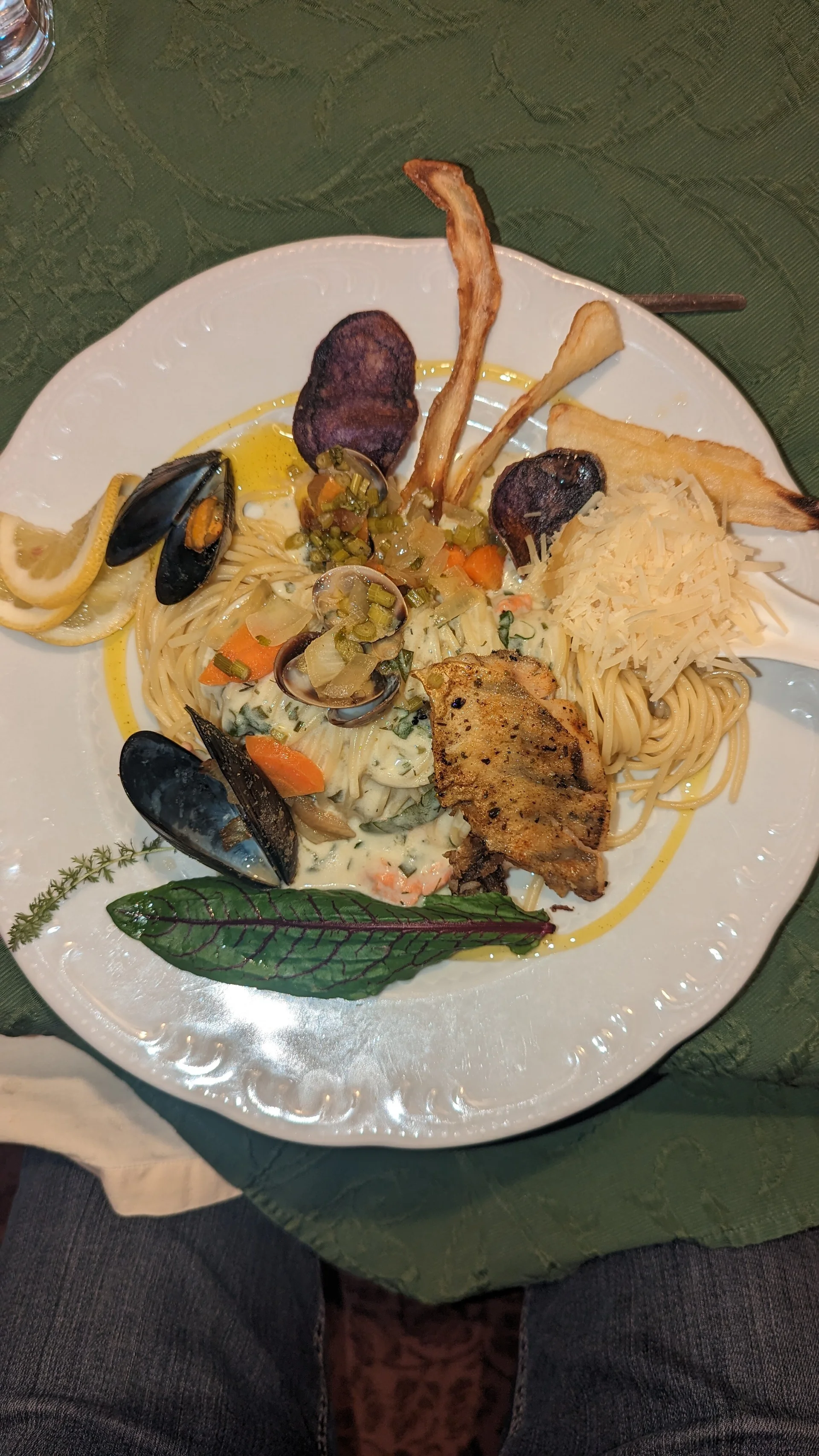 Ein bunt angerichteter Teller mit Spaghetti, Muscheln, Gemüse und knusprigen Chips. | © DAV Dortmund