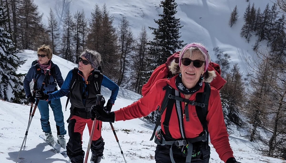 Drei Skitourengeher*innen steigen einen sonnigen Hang mit Skiern auf. | © DAV Dortmund