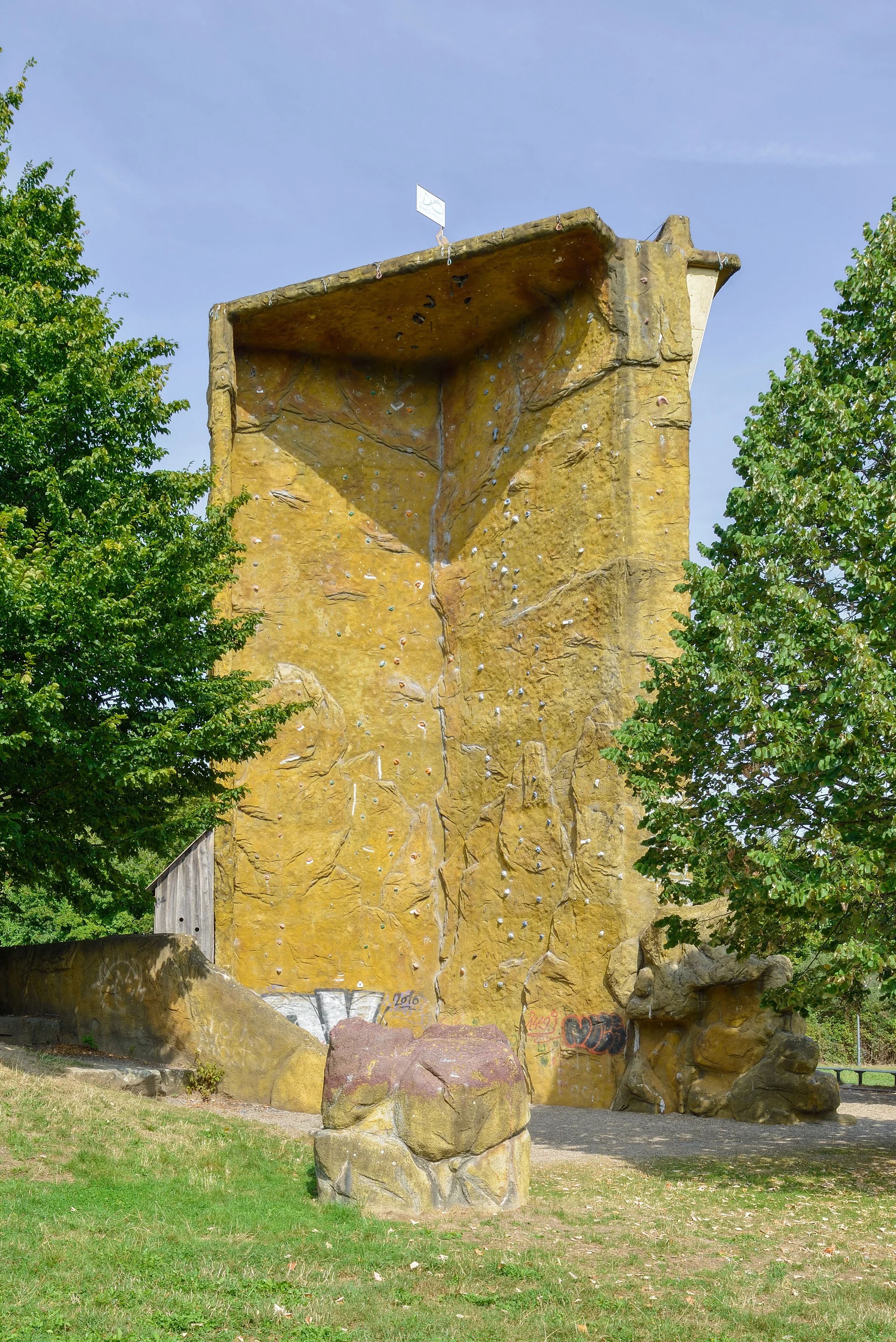 Kletterturm zwischen Bäumen, gelbe Oberfläche, hohe Wandhöhe sichtbar. | © DAV Dortmund
