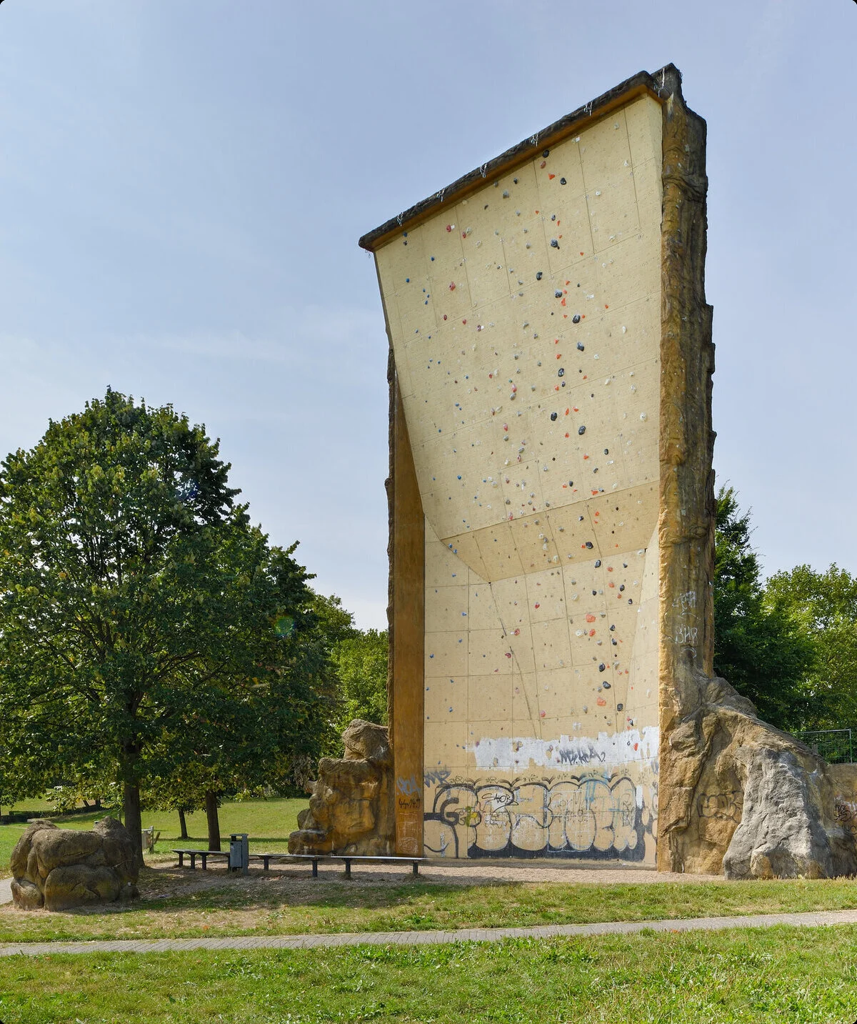 Rückseite des Kletterturms mit markanter Riss- und Strukturfläche, Wiese im Vordergrund. | © DAV Dortmund