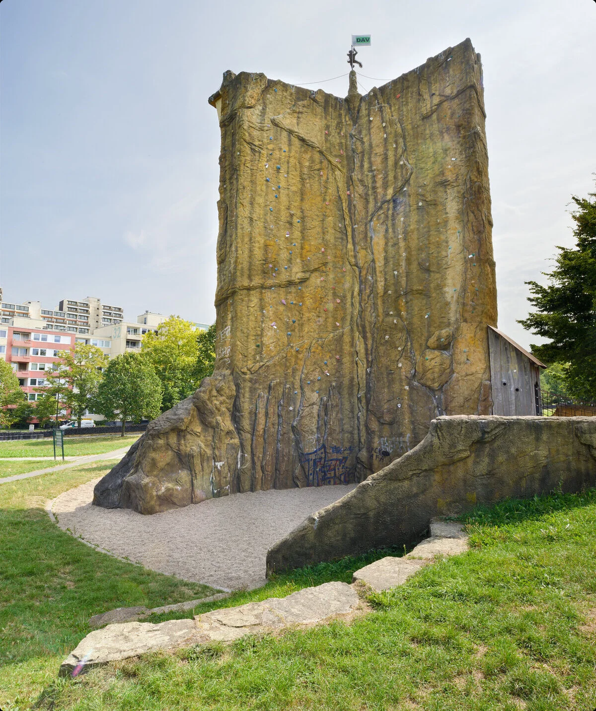 Gelber Kletterturm mit Überhangfläche, Vorderseite mit Graffiti. | © DAV Dortmund