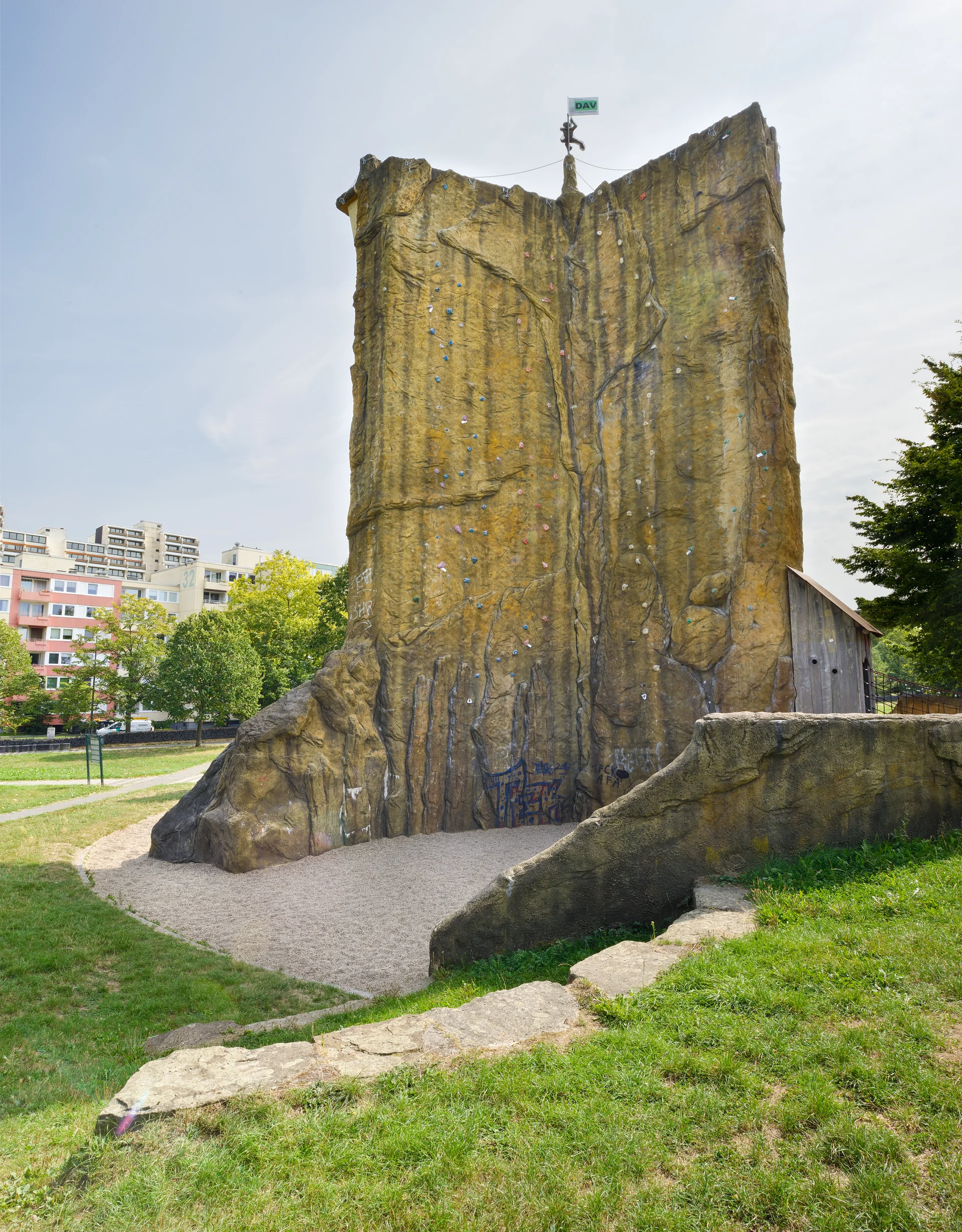 Gelber Kletterturm mit Überhangfläche, Vorderseite mit Graffiti. | © DAV Dortmund