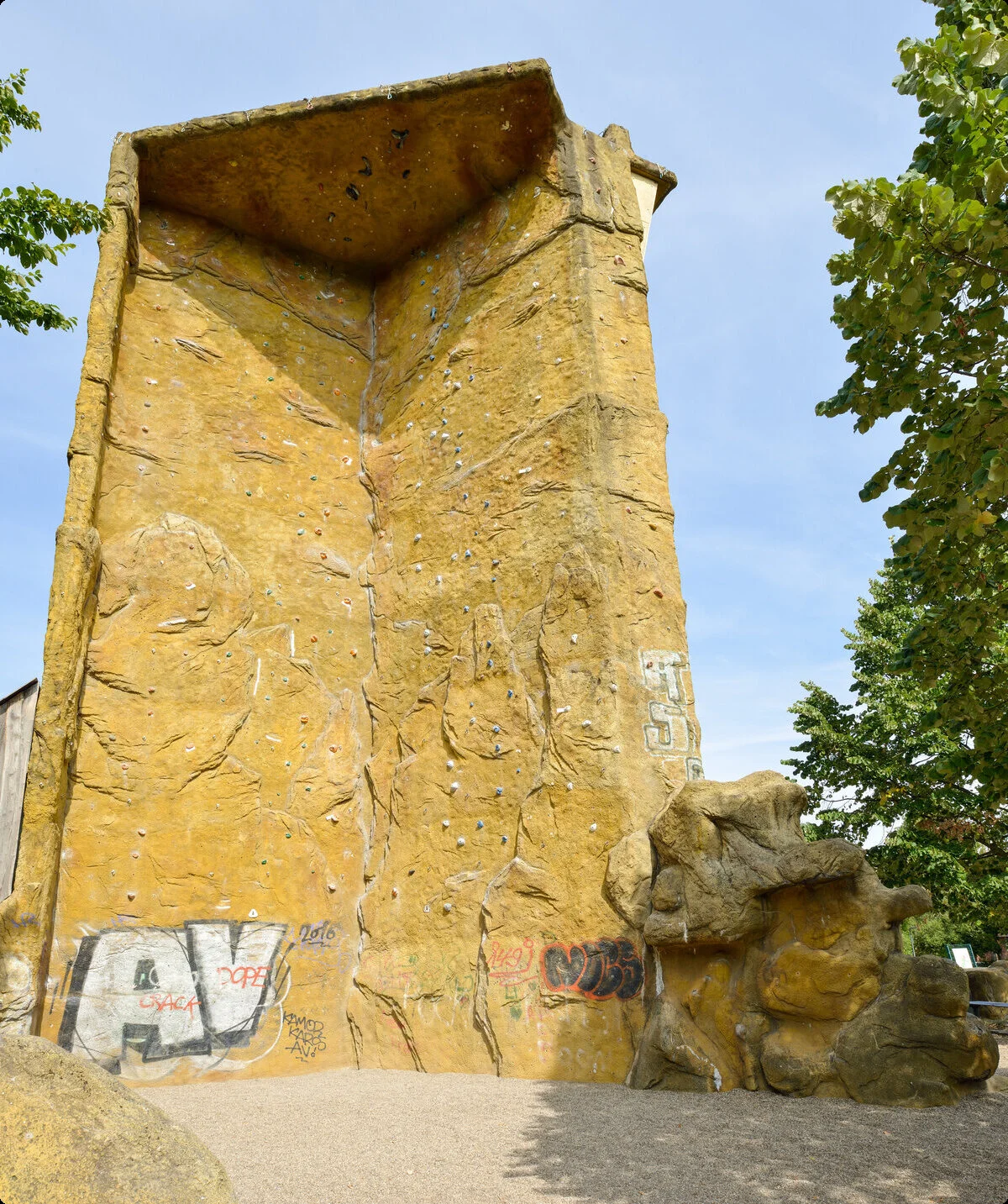 Gelber Kletterturm mit Überhangfläche, Vorderseite mit Graffiti. | © DAV Dortmund
