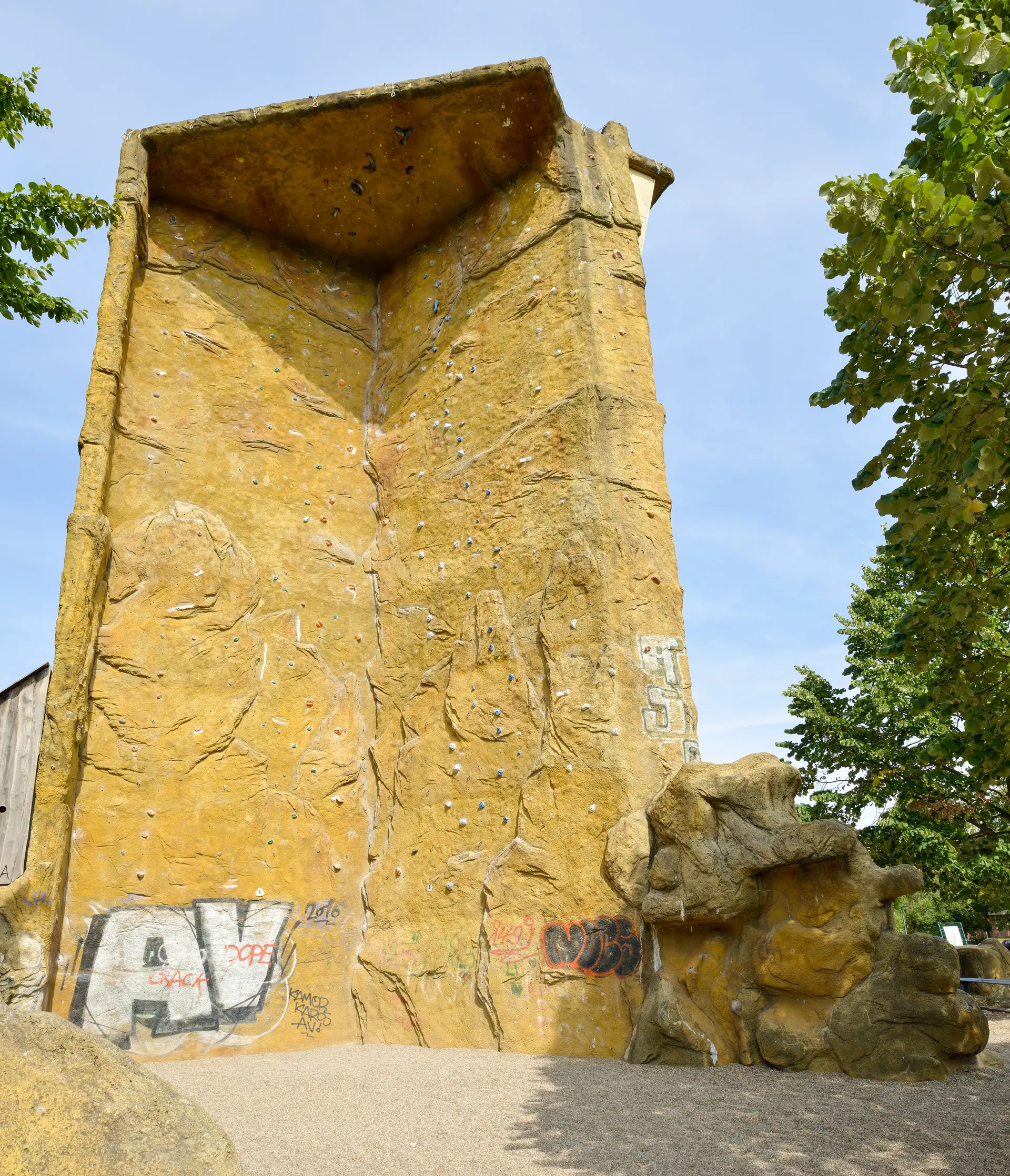 Gelber Kletterturm mit Überhangfläche, Vorderseite mit Graffiti. | © DAV Dortmund