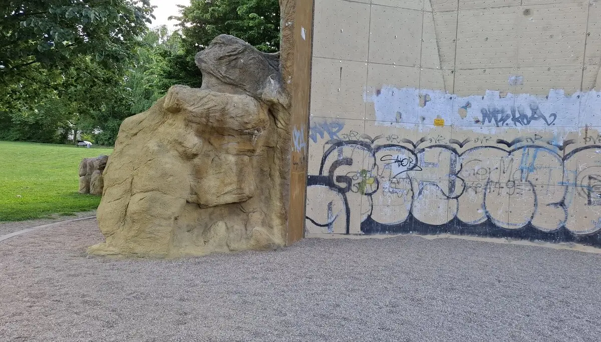 Linke Seite der Boulderblock des Kletterturms | © DAV Dortmund
