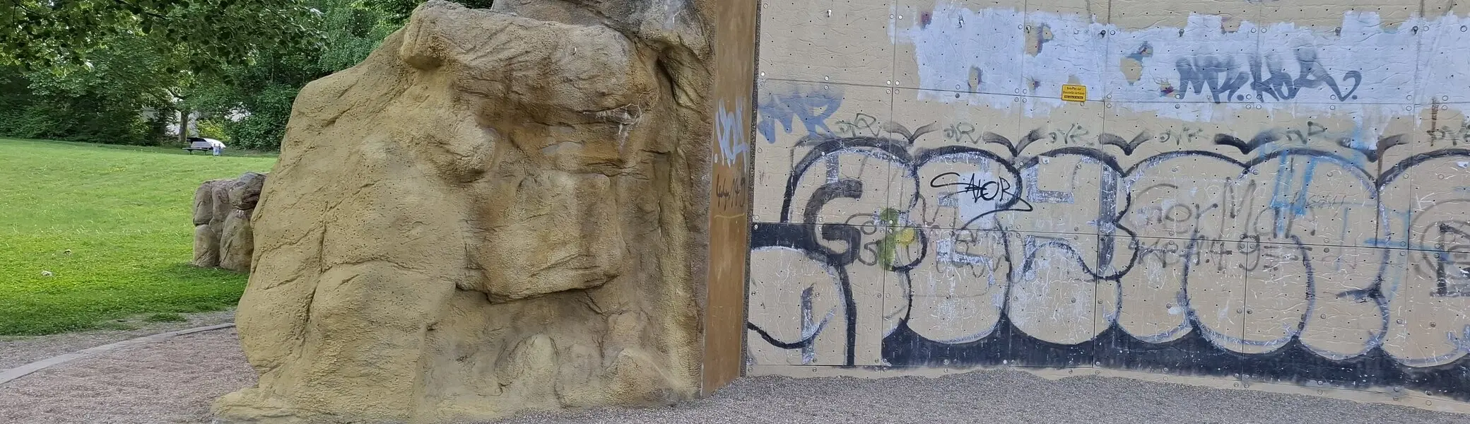 Linke Seite der Boulderblock des Kletterturms | © DAV Dortmund