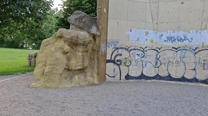 Linke Seite der Boulderblock des Kletterturms | © DAV Dortmund